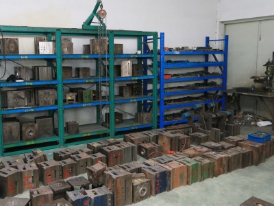 如何安装和断开快速接头？